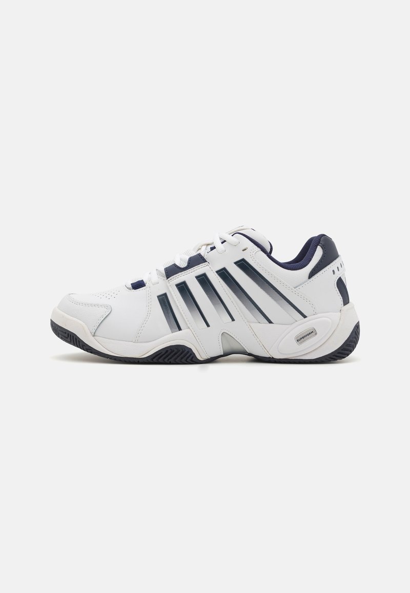 Baskets blanches avec des accents bleu marine, dessus synthétique, fermeture à lacets et semelle en caoutchouc dotée d'un profil texturé pour une meilleure adhérence.