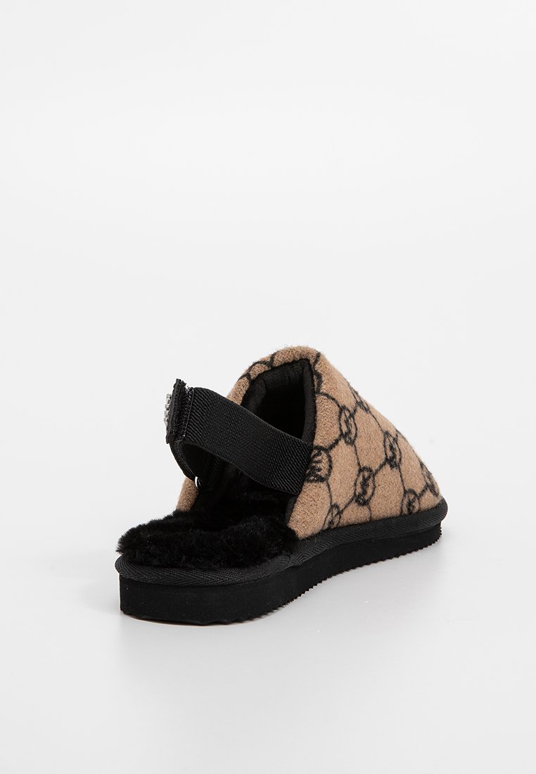 Infradito in pile marrone con motivo nero, cinturino regolabile, morbida fodera in pelliccia nera e suola in gomma. Caratterizzata da un design aperto e basso.