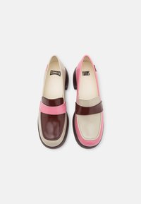 Scarpe in pelle marrone e rosa con punta tonda, caratterizzate da una finitura lucida, una fascia a contrasto e tacchi a blocco. Visibile il marchio "Camper Twins".