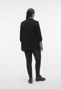 Vero Moda Curve VMCZAMIRA 3/4 LONG  EXC CUR - Blazer - black