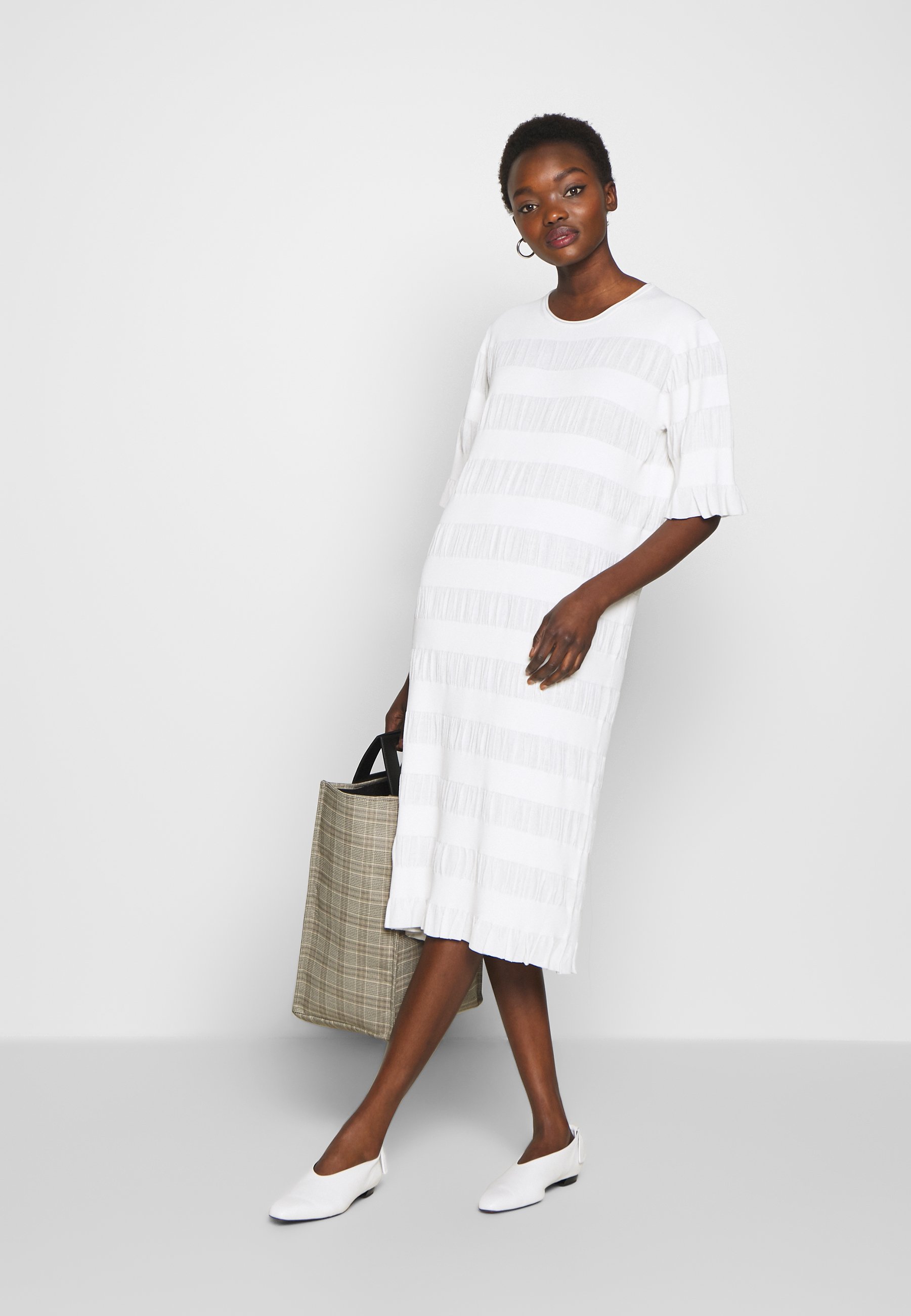 By Malene Birger HELOSIS Stickad klänning soft white By Malene Birger HELOSIS Stickad klänning soft white
