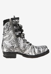 Botín de cuero marbled en blanco y negro con punta redonda, cremallera lateral, parte delantera con cordones y superficie texturizada. Tacón bajo apilado y suela robusta.