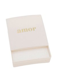Scatola bianca aperta con testo dorato "amor" sul coperchio, vuota all'interno, su uno sfondo bianco semplice.