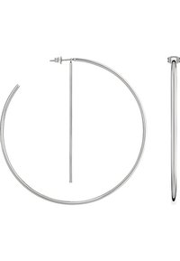 Silberne Creolen mit einem dünnen, kreisförmigen Design. Sie verfügen über einen Stecker- und Rückverschluss und reflektieren eine polierte, metallische Textur.