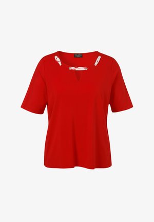 T-shirt rouge à manches courtes en tissu lisse, avec un col rond et une petite découpe, accompagnée d'accents de sangle décoratifs.