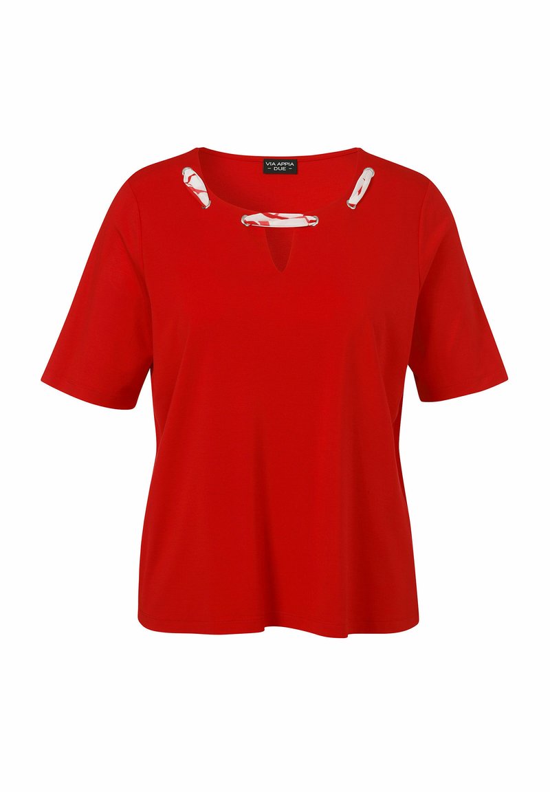 Rotes T-Shirt mit kurzen Ärmeln aus glattem Stoff, das einen runden Halsausschnitt mit einem kleinen Ausschnitt und dekorativen Riemenakzenten aufweist.