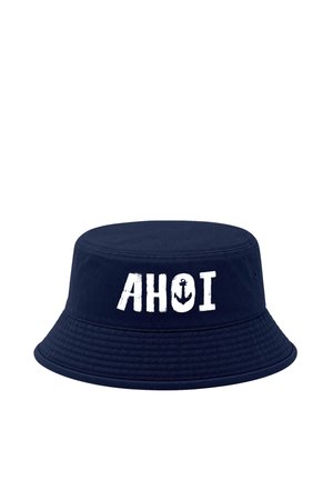 Marineblauer Fischerhut mit weißem Text "AHOI" und einem Ankersymbol im Buchstaben O vorne.