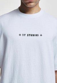 2Y Studios CREATOR - Marškinėliai su spaudiniu - white