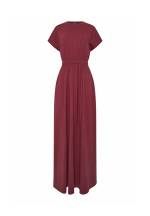 Bordowa długa sukienka z krótkimi rękawami, zebranym w talii i rozłożystą spódnicą, prezentowana na białym tle.