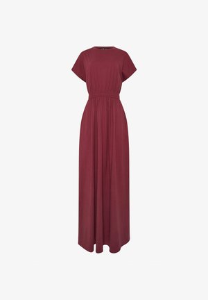 Robe longue bordeaux à manches courtes, taille froncée et jupe fluide, présentée sur un fond blanc.