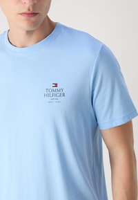 Tommy Hilfiger STACK TEE - T-shirt basic - vessel blue