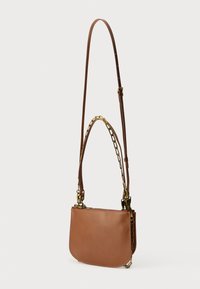 Καφέ δερμάτινο τσάντα χιαστί με απαλή υφή, με λουράκι διακοσμημένο με αλυσίδα και κλείσιμο με φερμουάρ. Συμπαγής ορθογώνιο σχήμα.