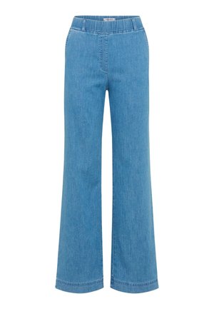 Hellblaue, weit geschnittene Jeans aus Denim mit elastischem Bund und ohne sichtbare Taschen oder Verschlüsse, auf weißem Hintergrund dargestellt.