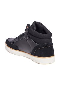 Sneaker alto nero con tomaia in pelle liscia, dettagli in suede e colletto testurizzato. Include una suola in gomma bianca e occhielli arancioni.