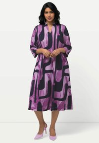 Robe à manches trois-quarts avec un décolleté en V profond, dans des nuances de violet avec des motifs abstraits noirs, au design fluide et longueur mi-mollet.