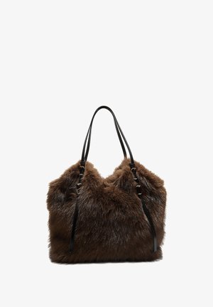 Sac en fausse fourrure marron avec deux poignées en cuir noir, texture douce, forme arrondie, et coutures visibles le long des côtés.