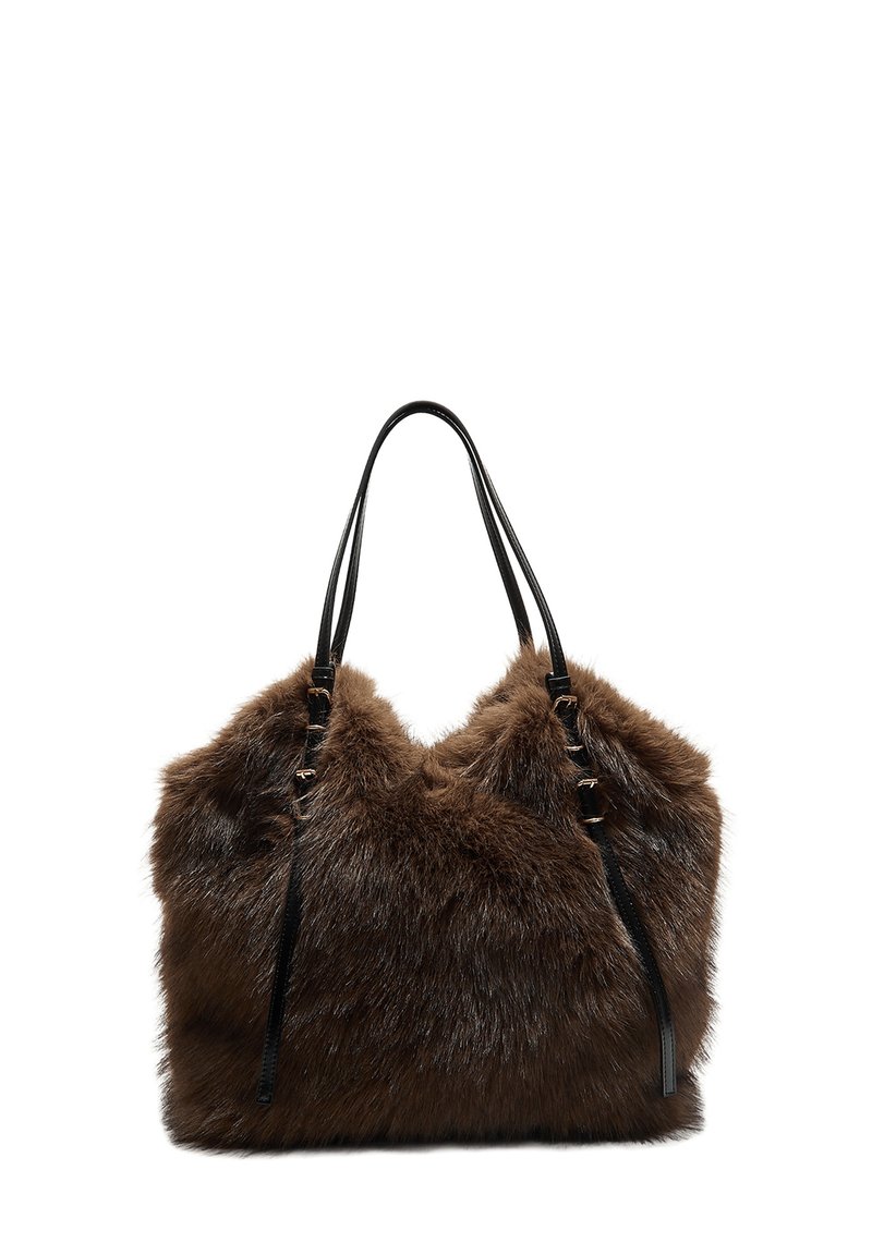 Sac en fausse fourrure marron avec deux poignées en cuir noir, texture douce, forme arrondie, et coutures visibles le long des côtés.