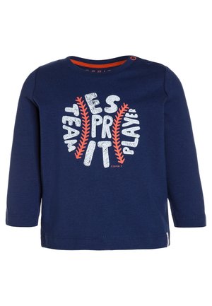 T-shirt manches longues bleu marine pour tout-petit avec le texte « ESPRIT » dessiné comme des coutures de baseball et « TEAM » et « PLAYER » sur les côtés en blanc et orange.