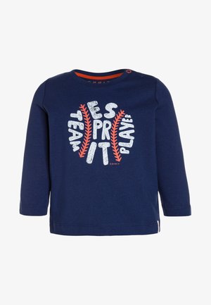 T-shirt manches longues bleu marine pour tout-petit avec le texte « ESPRIT » dessiné comme des coutures de baseball et « TEAM » et « PLAYER » sur les côtés en blanc et orange.