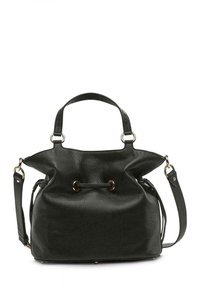 Μαύρη δερμάτινη τσάντα με υφή, κλείσιμο με κορδόνι, διπλές λαβές και ρυγμένο μπορεί να ρυθμιστεί στον ώμο. Χρυσά μεταλλικά αξεσουάρ.