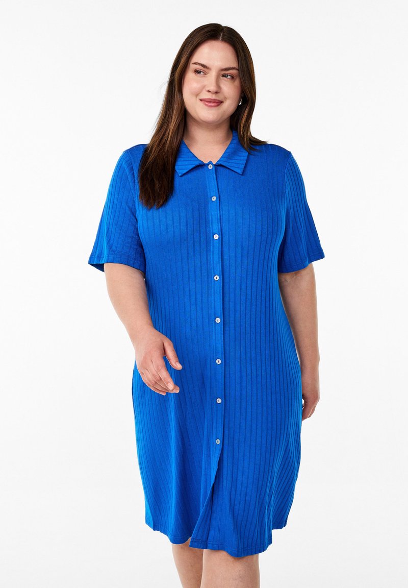 Abito blu a righe con neckline a colletto, maniche corte e chiusura con bottoni. Presenta una vestibilità rilassata e un orlo fino al ginocchio.