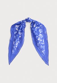 Eșarfă din mătase cu flori albastre, cu o textură ușoară și fluidă, având o formă triunghiulară și margini cu o bordură albă contrastantă.