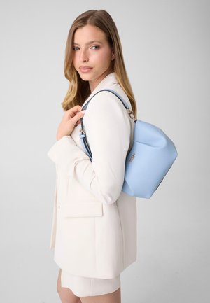 Guess, AMORETTE SHOULDER BAG - Handtas - himmelblau