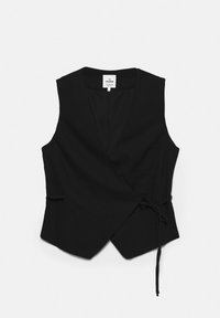 Vestă neagră fără mâneci cu închidere cu legătură laterală și guler în V, așezată pe fundal alb.