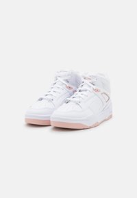 Białe wysokie trampki z różowymi akcentami. Wykonane z gładkiego materiału syntetycznego, z perforowanymi detalami i wyściełanym kołnierzem dla wsparcia.