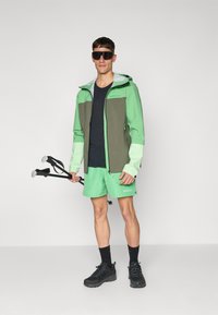 Peak Performance TRAIL JACKET - Hardshell-jakke - peppermint/pine needle/vivid green