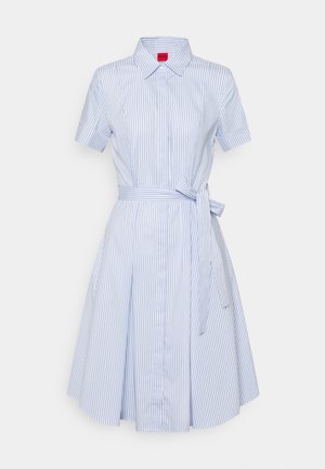 Lyhythihainen, polvipituinen mekko vaaleansiniraidoilla, jossa on kaulus, napillinen edusta ja samaa kangasta oleva solmittava vyö vyötäröllä.