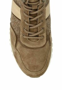 Bruine suède sneakers met gemusterde veters, zijkanten met woltextuur en beige accenten, vanuit boven gezien.