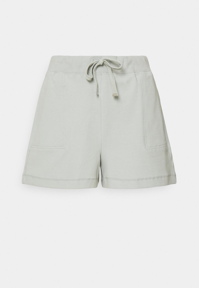Shorts en coton gris clair avec taille élastique à cordon de serrage, deux poches latérales et une conception de finition simple, présentant une texture lisse et une coupe décontractée.