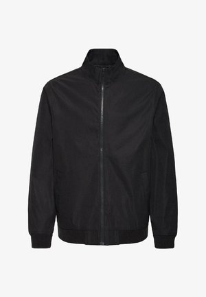 Črno jakno z zadrgo, stoječim ovratnikom, dolgimi rokavi, stranskimi žepi ter rebrastimi manšetami in spodnjim robom, prikazano na belem ozadju.