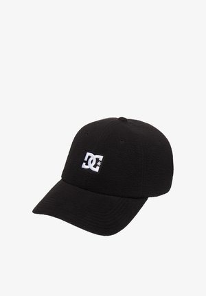 Casquette noire de baseball à visière courbée avec un patch du logo DC blanc sur le devant au centre.