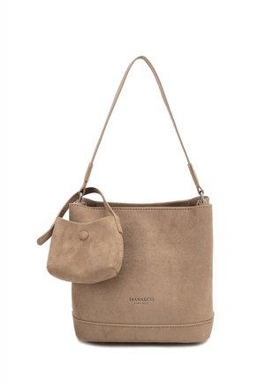 Beige suède bucketbag met bijpassend klein etui eraan bevestigd, enkele schouderband en "DIANA&CO FIRENZE" logo aan de voorkant.