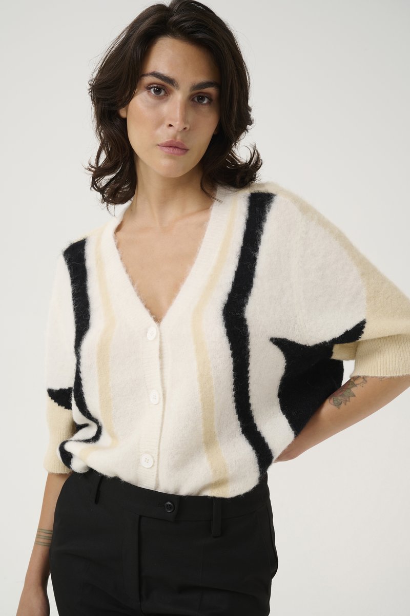 Πλεκτό cardigan σε κρέμ, μαύρο και καφέ με κοντά μανίκια, V-neck και κλείσιμο με κουμπιά. Διαθέτει αφηρημένο σχέδιο και υφή υφάσματος.