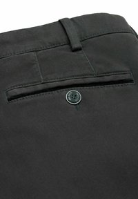 Pantalons en tissu noir vus du dessus, dotés d'une poche arrière avec un bouton, d'une texture subtile et de coutures nettes le long des bords.