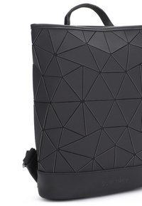 Černý batoh se geometrickým vzorem vyrobený z texturovaného materiálu, vybavený horní rukojetí, nastavitelným popruhem a pevným dnem. Minimalistický design.