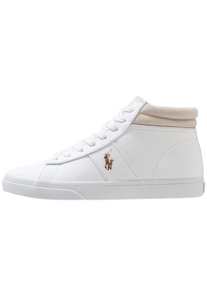 Białe sneakersy za kostkę z beżowym wyściełanym kołnierzem, sznurowane z przodu, gumową podeszwą i małym brązowym logo gracza polo z boku.