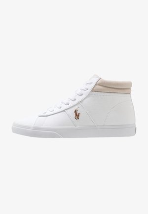 Białe sneakersy za kostkę z beżowym wyściełanym kołnierzem, sznurowane z przodu, gumową podeszwą i małym brązowym logo gracza polo z boku.