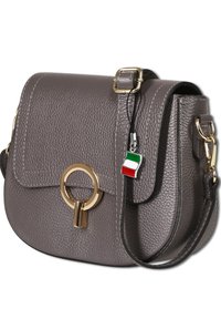 Grijze leren schoudertas met textuur, gouden ronde hardware en een klein Italiaans vlagaccent. Voorzien van een flap en een verstelbare riem.