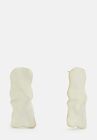 Zelta akcenti, viļņotas, baltas sveķu auskari ar gludu, spīdīgu virsmu. Katrs gabals ir neregulāras taisnstūra formas.