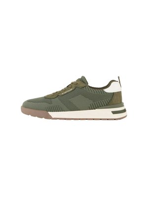 Olivgrüner Low-Top-Sneaker aus Strickstoff, mit Schnürverschluss, weißem Absatzakzent und beigefarbener Gummisohle, designed für den Freizeitgebrauch.