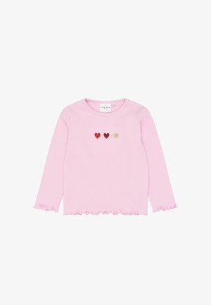 Lichtroze geribd shirt met lange mouwen met drie kleine geborduurde hartjes in rood, bordeaux en goud op de borst, gerimpelde randen aan mouwen en zoom.