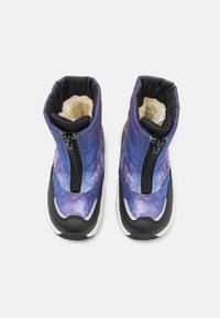 Bottes zippées violettes et noires avec un imprimé galaxie texturé, dotées d'une doublure chaude, d'un bout rond et d'une semelle en caoutchouc blanc.