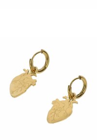 Pendientes dorados con forma de corazones humanos, con grabados intrincados. Cuelgan de un diseño de aro texturizado.