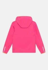 Heller rosa Regenjacke mit Kapuze, elastischen Bündchen und reflektierenden Akzenten. Glatte Struktur mit orangefarbenem Saum am Kragen.