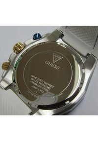 Edelstahl-Uhrboden mit eingraviertem Text; verfügt über goldene und blaue Krone-Akzente; weißes strukturiertes Armband; wasserdicht bis 50 Meter.