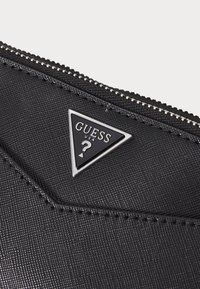 Guess SIENA FLAT BUMBAG ZIP AROUND - Rankinė per petį - black